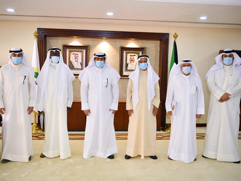  محافظ حولي علي الأصفر متوسطاً وفد المختارين أمس