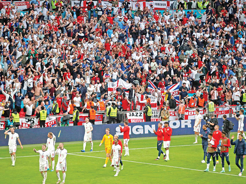 فرحة لاعبي المنتخب الإنكليزي بعد الفوز على «المانشافت»