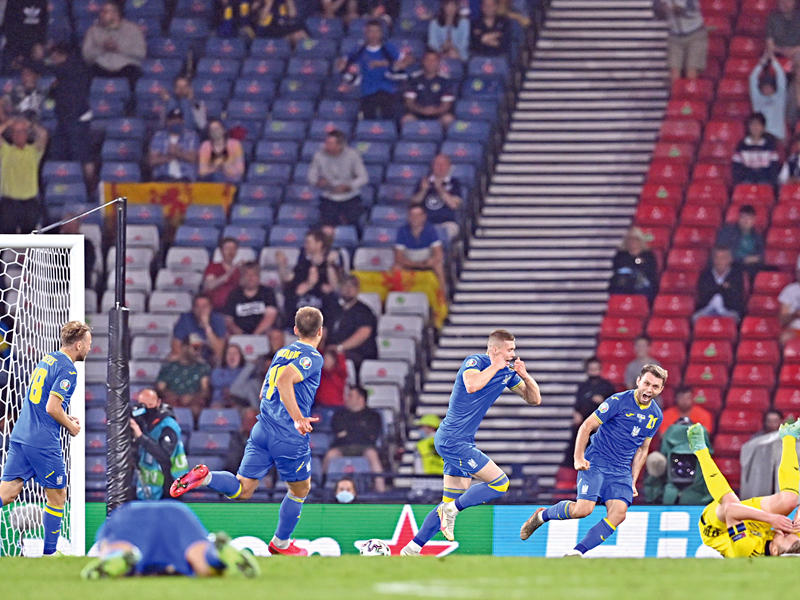 فرحة لاعبي المنتخب الأوكراني بهدف الفوز