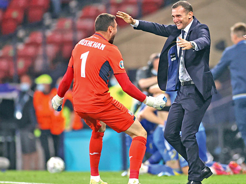 المدير الفني للمنتخب الأوكراني  أندري شيفتشينكو  يحتفل مع حارس المرمى جيورجي