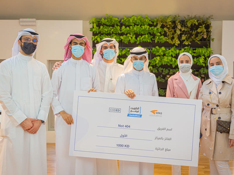 تكريم الفريق الفائز بالمرتبة الأولى