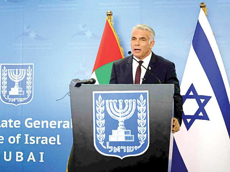 لابيد خلال مؤتمر صحافي بعد افتتاحه القنصلية الإسرائيلية في دبي أمس (أ ف ب)