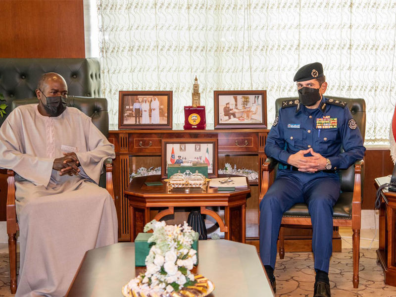 رئيس قوة الإطفاء العام، الفريق خالد المكراد  مستقبلاً السفير السنغالي أمس