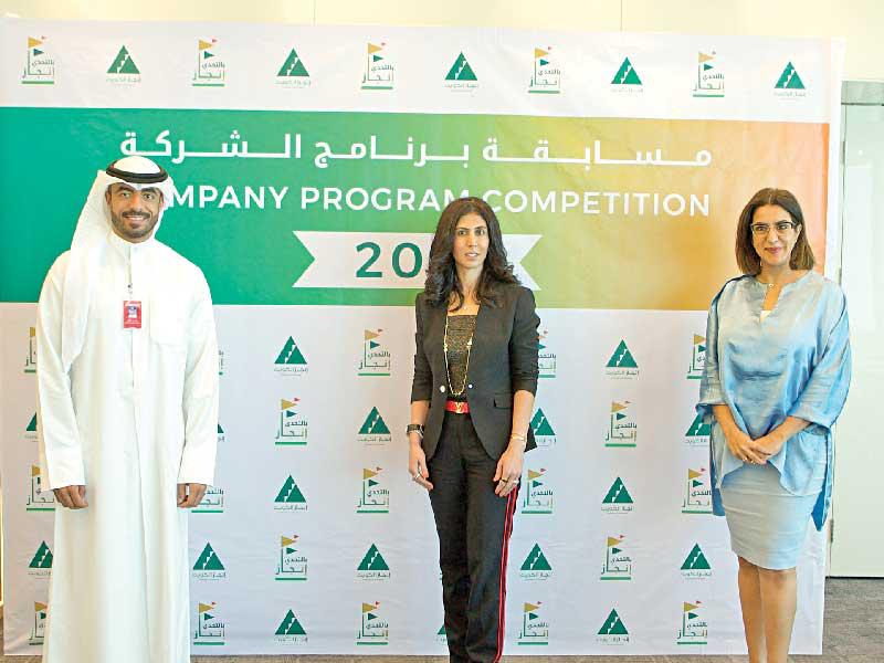 من اليمين: الرئيسة التنفيذية لجمعية إنجاز ليلى المطيري وداليا القاسم وحمزة التيلجي من بنك الخليج