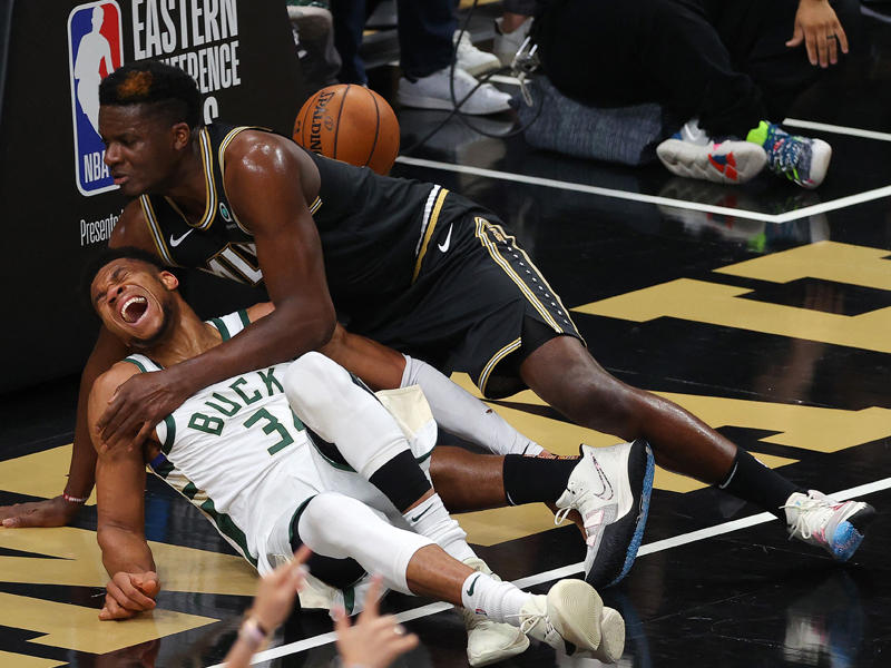 يانيس لحظة تعرضه للإصابة