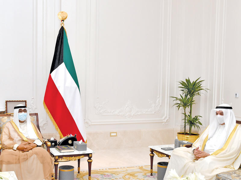  سمو نائب الأمير وولي العهد الشيخ مشعل الأحمد مستقبلاً رئيس ديوان المحاسبة فيصل الشايع أمس