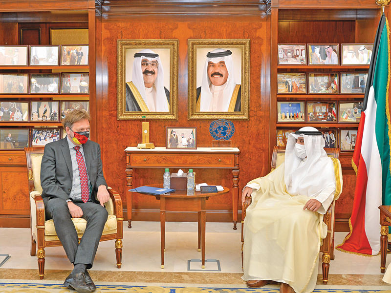  وزير الخارجية وزير الدولة لشؤون مجلس الوزراء، الشيخ د. أحمد الناصر  أثناء استقباله أكرمان أمس