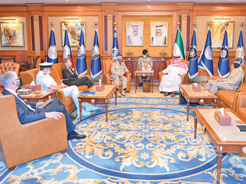 وزير الداخلية الشيخ ثامر العلي  خلال مباحثاته مع المسؤول البريطاني أمس