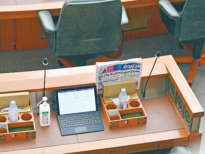 في غياب الحكومة عن جلسة أمس وسيطرة الجمود وتعطل البنود الخمسة التي كان مزمعاً nإنجازها... حضرت «الجريدة» وإلى جوارها الماء البارد والاحترازات الصحية (تصوير عبدالله الخلف)n