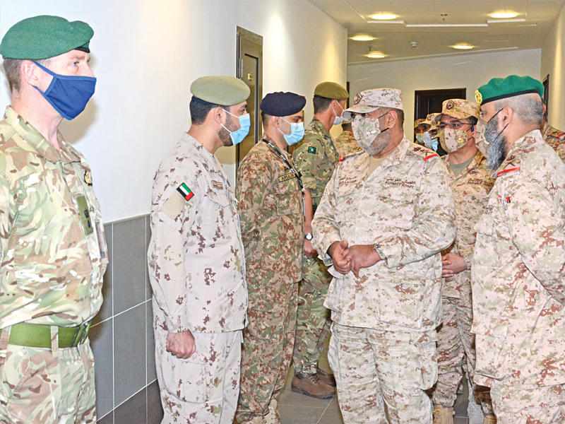 رئيس الأركان العامة للجيش، الفريق الركن الشيخ خالد الصالح  مع الضباط المشاركين في دورة القيادة والأركان 