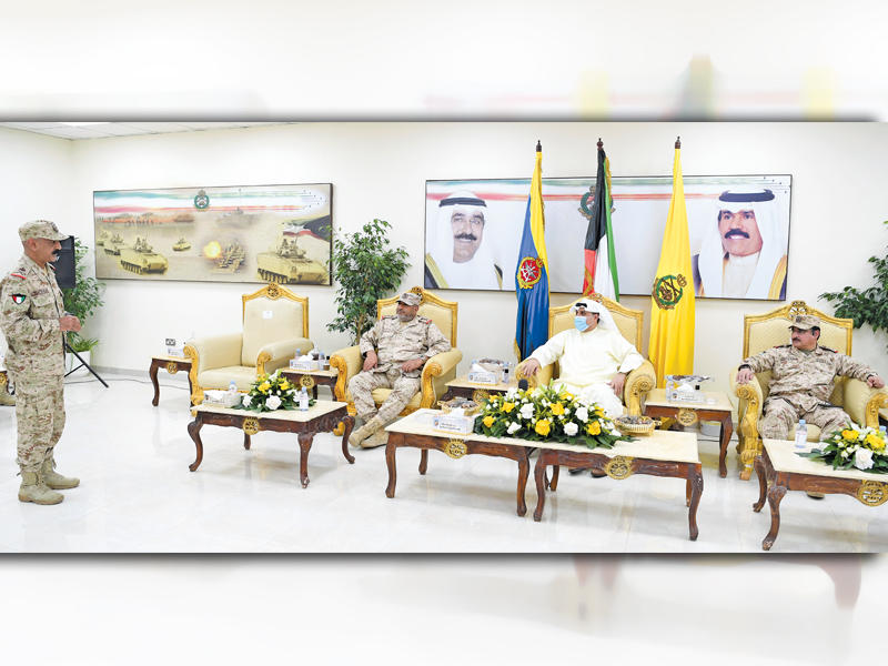  نائب رئيس مجلس الوزراء وزير الدفاع الشيخ حمد الجابر متوسطا خالد الصالح والناصر خلال زيارته لواء السور الآلي / 26 أمس