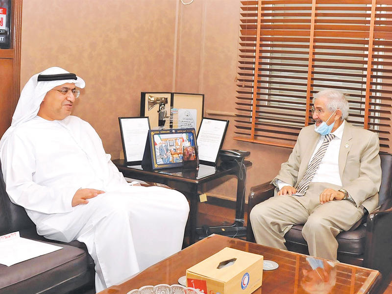 رئيس مجلس إدارة جمعية الهلال الأحمر د. هلال الساير مستقبلا السفير الإماراتي أمس
