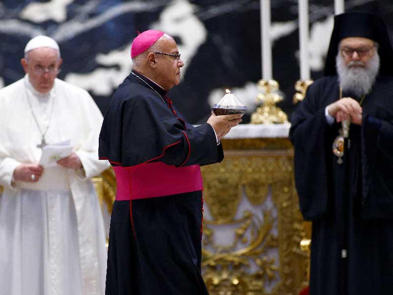 البابا فرنسيس يؤدي صلاة مع قادة لبنان المسيحيين في يوم التأمل والصلاة من أجل لبنان ، في كاتدرائية القديس بطرس بالفاتيكان