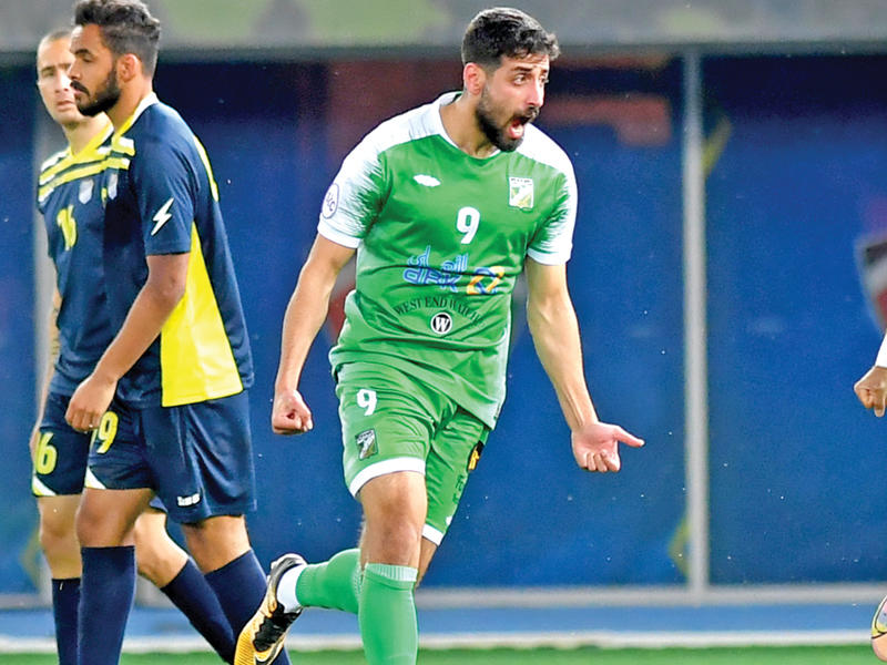 مهاجم الفريق الأول لكرة القدم بالنادي العربي، الفلسطيني عدي الدباغ