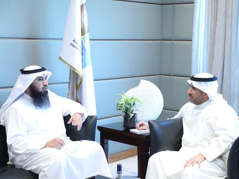 رئيس مجلس الإدارة المدير العام للهيئة، الشيخ عبدالله الأحمد مستقبلاً رئيس جمعية المهندسين، فيصل العتل