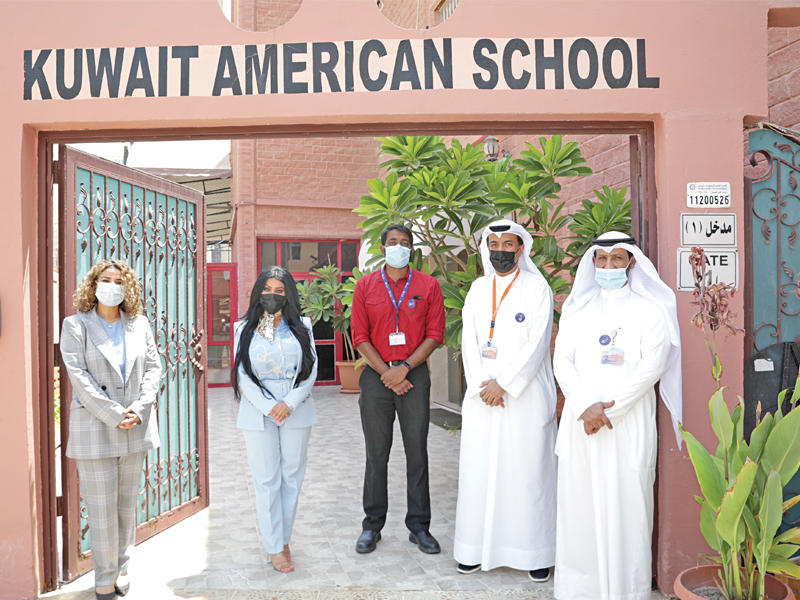 جانب من زيارة الكلية إلى «الكويت الأميركية»