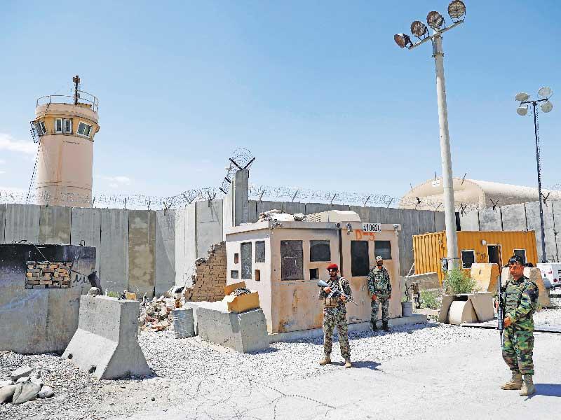 جنود أفغان يؤمّنون حماية مدخل قاعدة باغرام أمس الأول (رويترز)