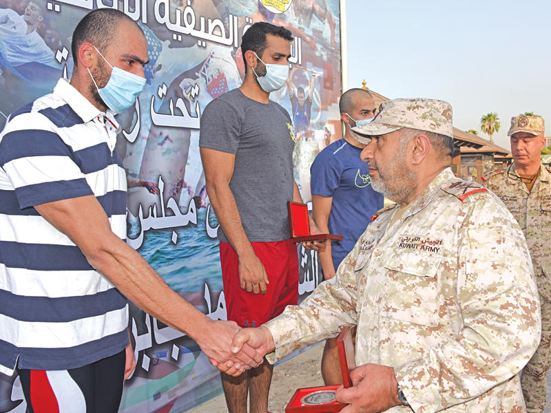  رئيس الأركان العامة للجيش الفريق الركن خالد الصالح مكرماً أحد الفائزين