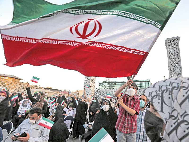 فتى يلوح بعلم إيراني في طهران (أ ف ب)