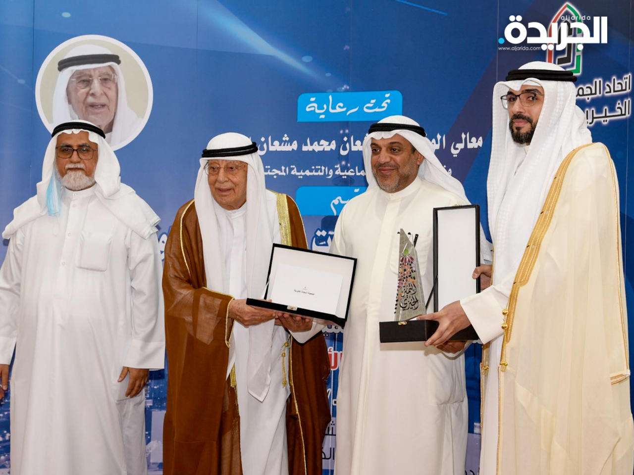 جانب من توزيع الجوائز