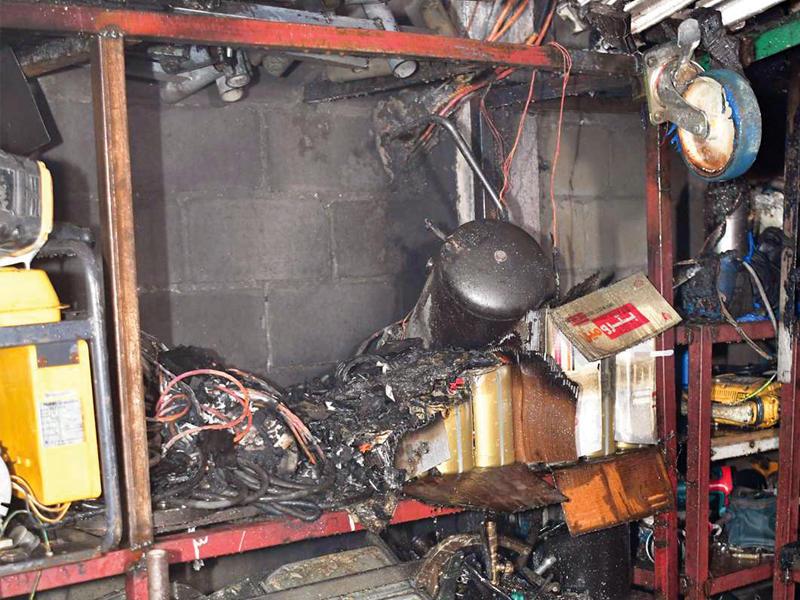 آثار الحريق بالمخزن