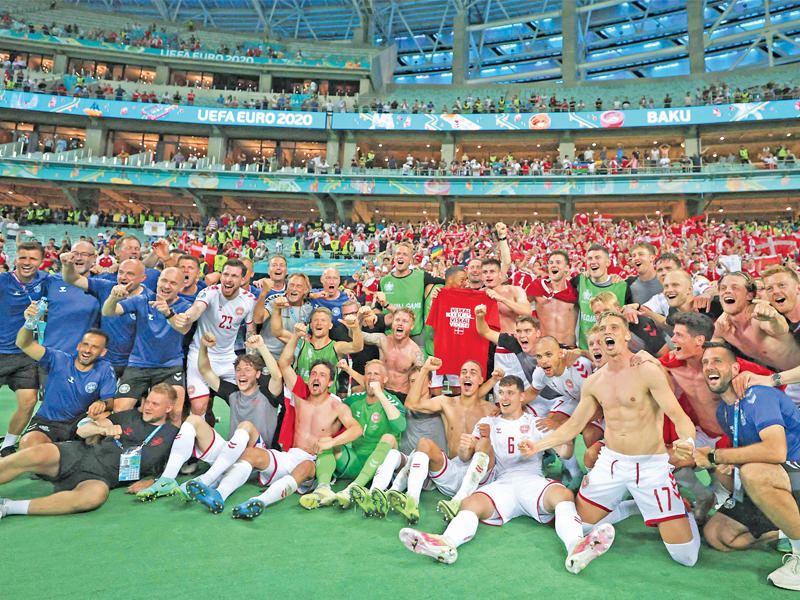 لاعبو المنتخب الدنماركي يحتفلون بعد الفوزn