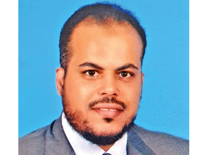  استشاري الأمراض الصدرية والعناية المركزة في مستشفى جابر د. عبدالله المطيري