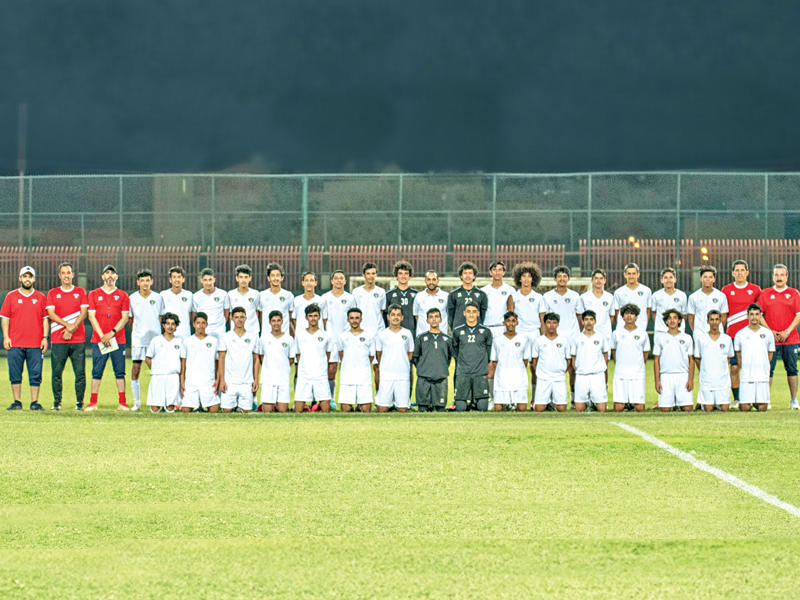 لاعبو الأزرق في تدريب أمس الأول