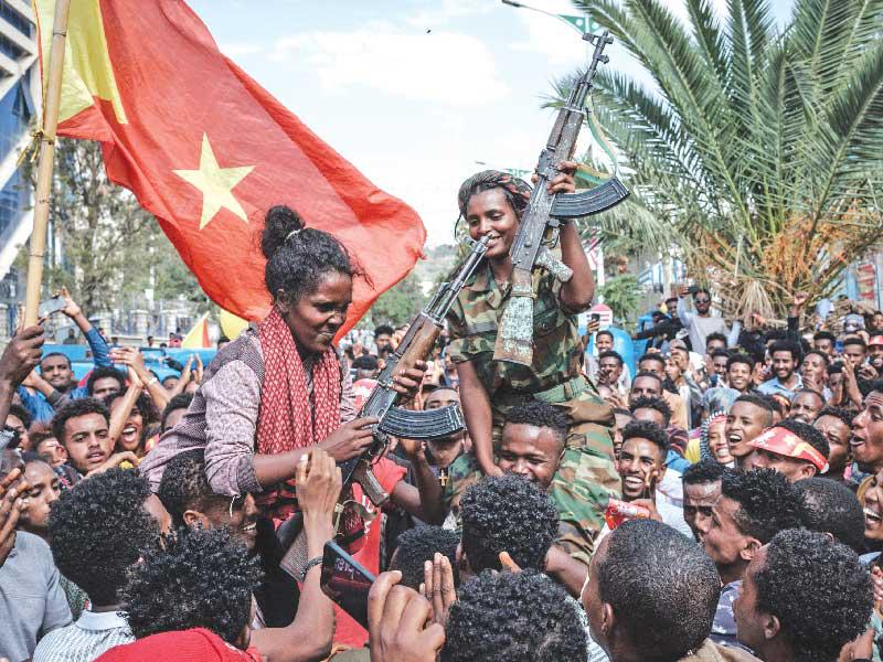 احتفالات في ميكيلي بعد عودة المتمردين إليها (أ ف ب )