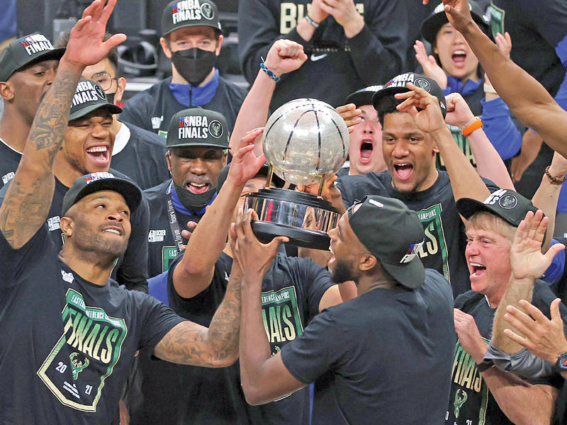 لاعبو ميلووكي يحملون كأس المنطقة الشرقية