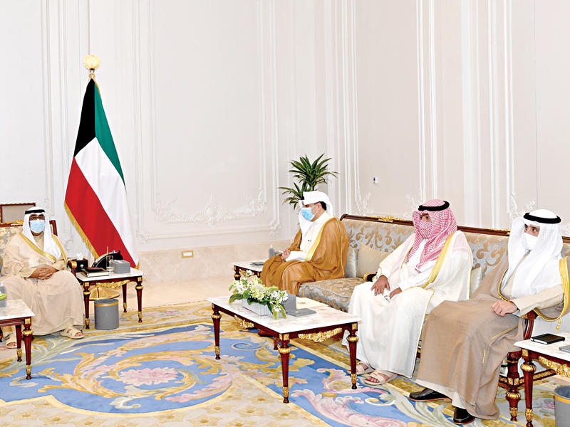 سمو نائب الأمير ولي العهد الشيخ مشعل الأحمد  مستقبلاً وزراء الدفاع والداخلية والخارجية أمس