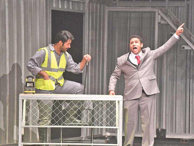 ناصر الدوب في مشهد من مسرحية «درس»