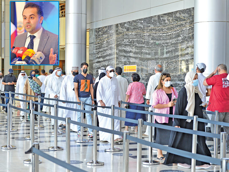 بانتظار الدور لتلقي لقاح كورونا وفي الإطار يظهر المتحدث الرسمي باسم وزارة الصحة د. عبدالله السند