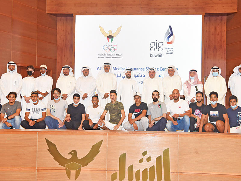  رئيس اللجنة الأولمبية الكويتية الشيخ فهد الناصر يتوسط ممثل شركة التأمين وعدداً من الرياضيين