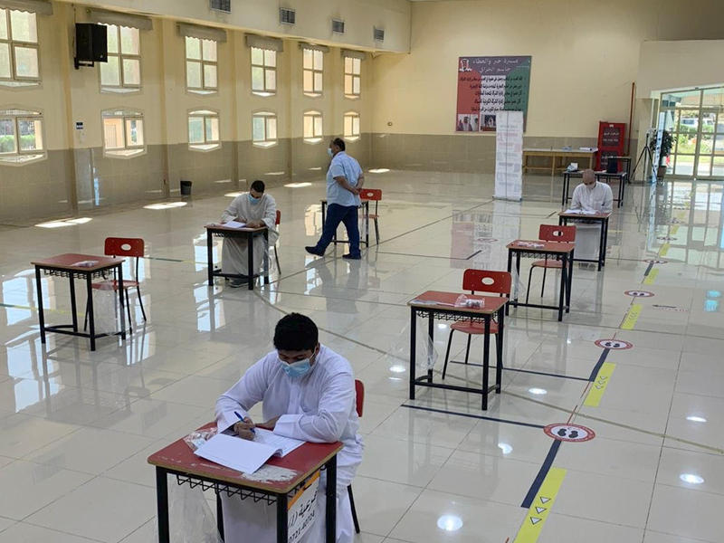 جانب من الاختبارات أمس