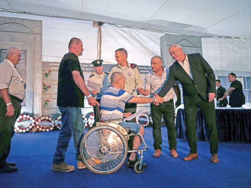 غانتس خلال مشاركته باحتفال في بلدة المطلة قرب الحدود اللبنانية أمس الأول (أ ف ب)