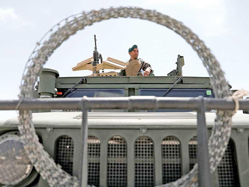 جندي أفغاني داخل قاعدة باغرام الجوية التي أخلاها الأميركيون خلال نوبة حراسة أمس                                                                          (رويترز)