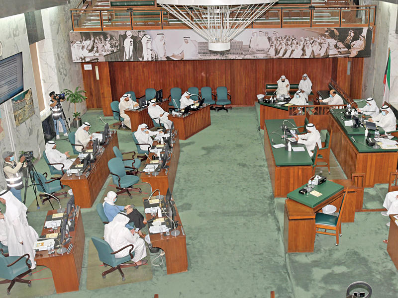 جانب من جلسة البلدي أمس 