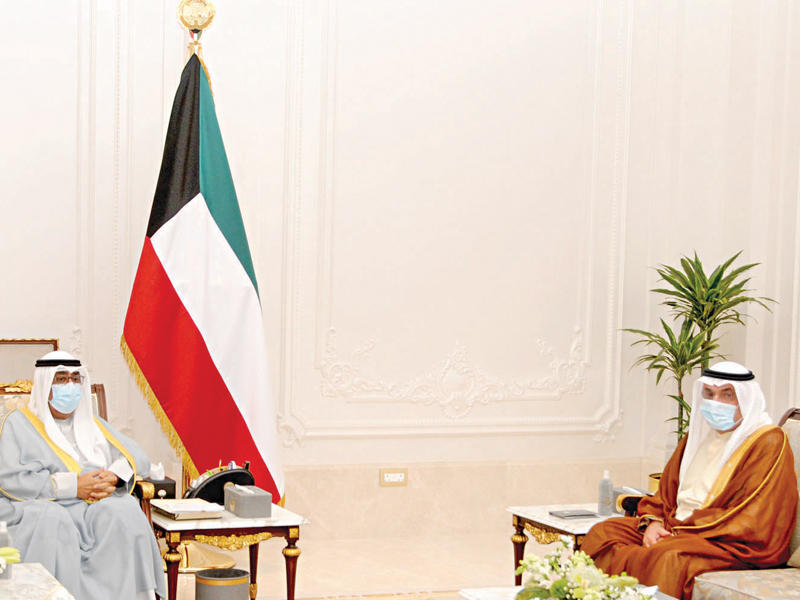 سمو نائب الأمير وولي العهد الشيخ مشعل الأحمد مستقبلاً رئيس غرفة تجارة وصناعة الكويت محمد جاسم الصقر أمس