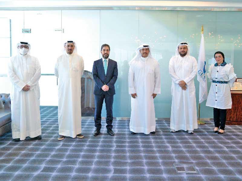 الرشود والعمر والرويح مع مسؤولي جامعة الخليج 