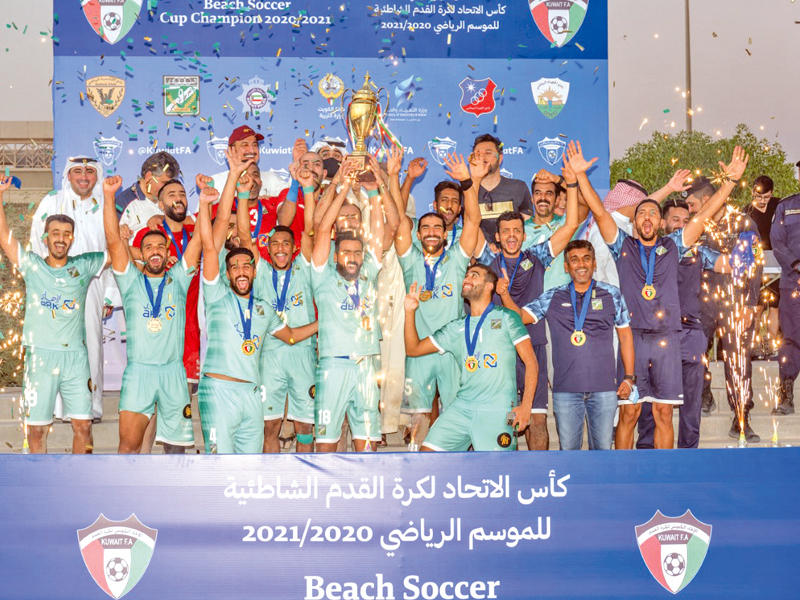 لاعبو الأخضر يحتفلون بالتتويج