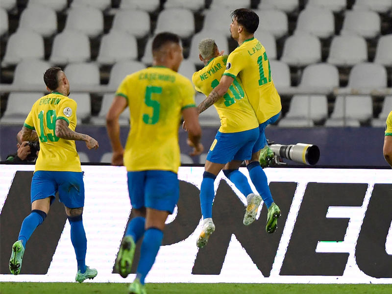 فرحة لاعبي المنتخب البرازيلي بهدف الفوز