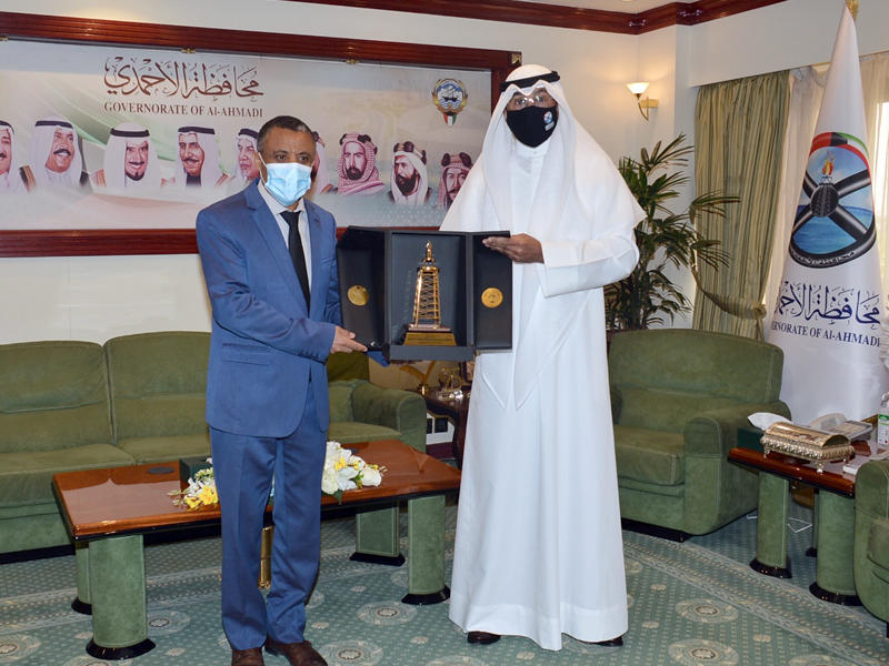 محافظ الأحمدي الشيخ فواز الخالد مستقبلاً  سفير إثيوبيا لدى الكويت حسن تاجو لجاس