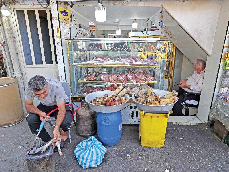إيراني يبيع اللحوم في بازار طهران (أ ف ب)