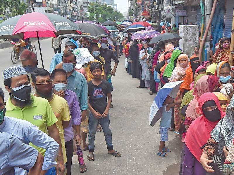 بنغلادشيون ينتظرون الحصول على التطعيم ضد «كورونا» في دكا أمس (رويترز)