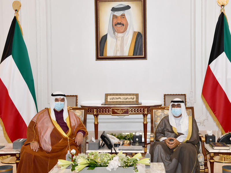 سمو نائب الأمير ولي العهد الشيخ مشعل الأحمد مستقبلاً سمو الشيخ ناصر المحمد أمس