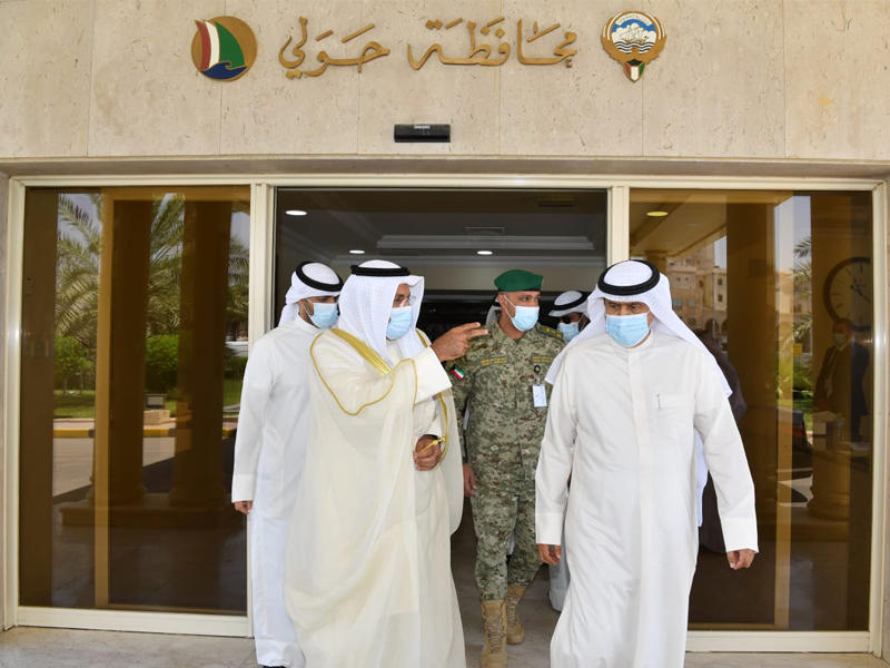  نائب رئيس الحرس الوطني الفريق أول متقاعد الشيخ أحمد النواف خلال زيارة محافظ حولي علي الأصفر أمسn