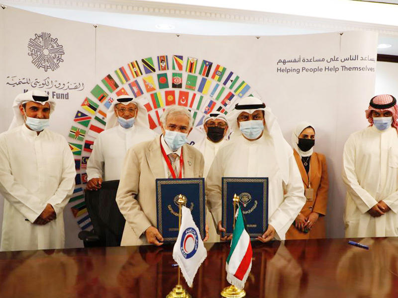 الساير خلال توقيع اتفاقية المنحة مع الصندوق الكويتي أمس