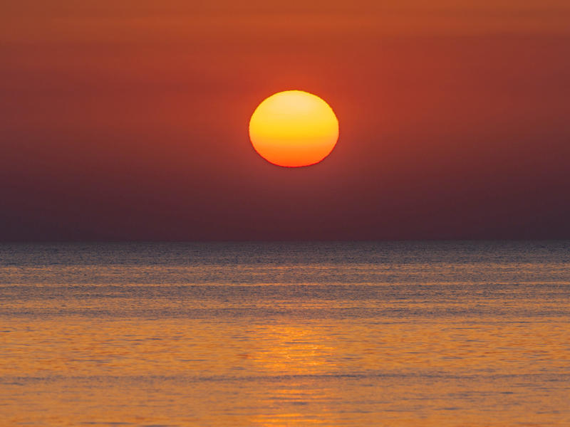 شروق الشمس     (تصوير: عبدالمجيد الشطي)