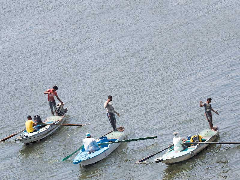 صيادون مصريون في نهر النيل بالقاهرة (رويترز)n